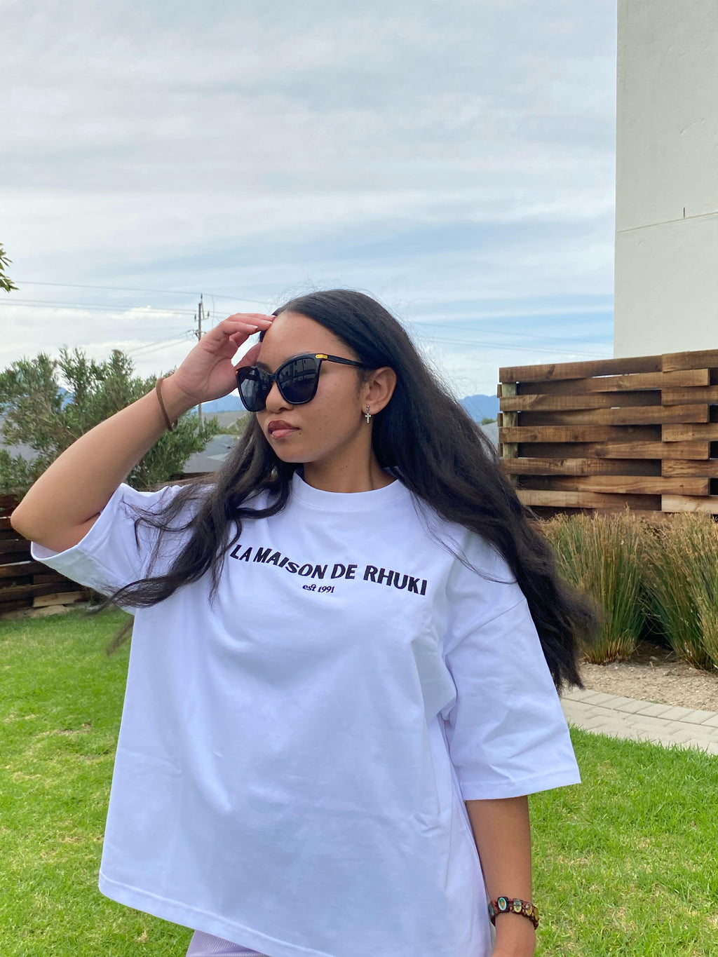 La maison de Rhuki tee - black embroidery